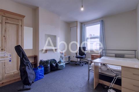3 bedroom house to rent, Royal Park Avenue, Hyde Park, West Yorkshire