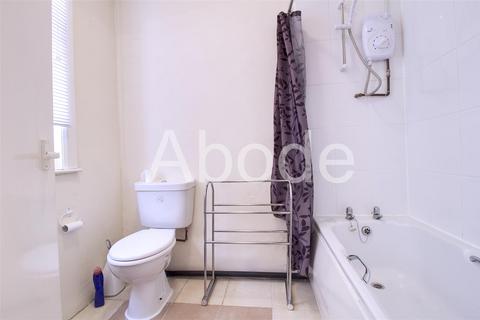 3 bedroom house to rent, Royal Park Avenue, Hyde Park, West Yorkshire