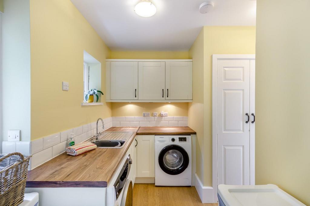 8591703-interior40.jpg