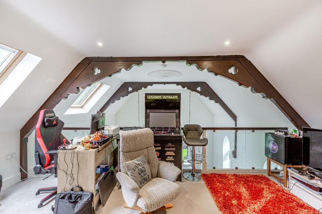 8591703-interior10.jpg