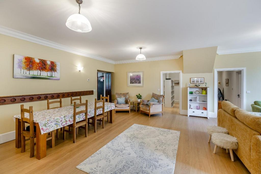 8591703-interior29.jpg