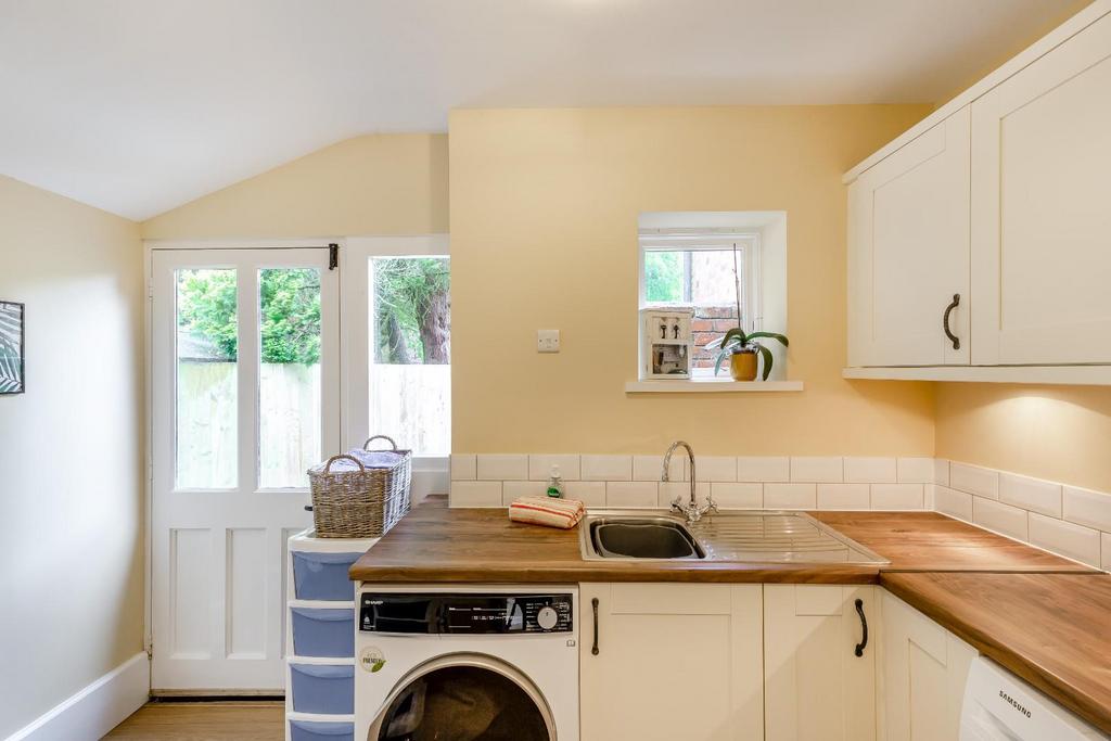 8591703-interior39.jpg