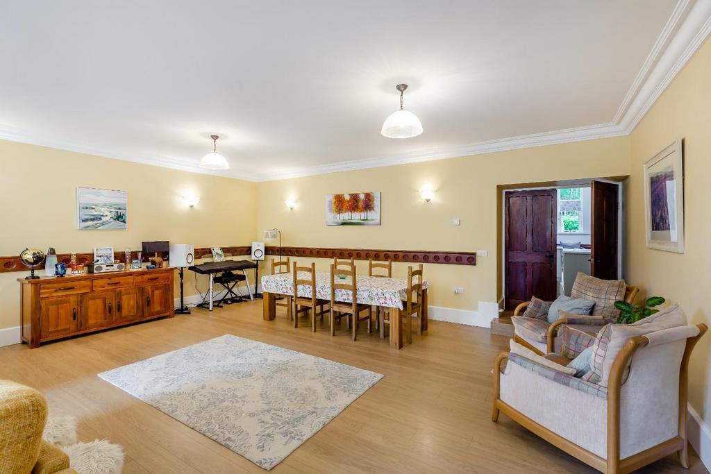 8591703-interior27.jpg