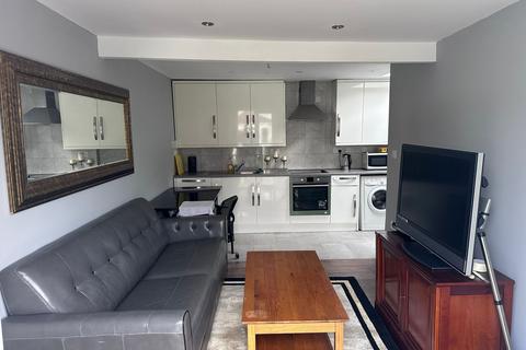 5 bedroom semi-detached house to rent, Leasway, Grays, Essex, RM16