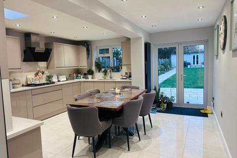 5 bedroom semi-detached house to rent, Leasway, Grays, Essex, RM16