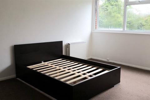 2 bedroom flat to rent, Long Green, Essex IG7