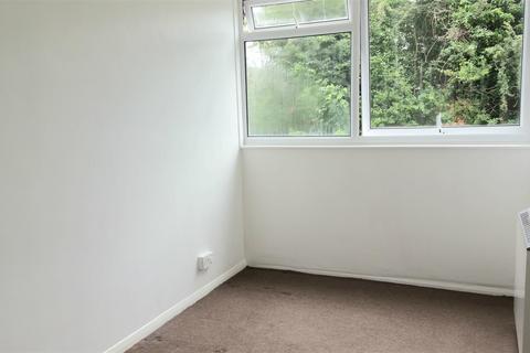 2 bedroom flat to rent, Long Green, Essex IG7