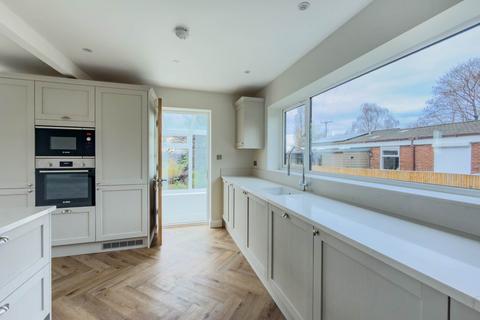 3 bedroom detached bungalow to rent, Scotchman Lane, Morley