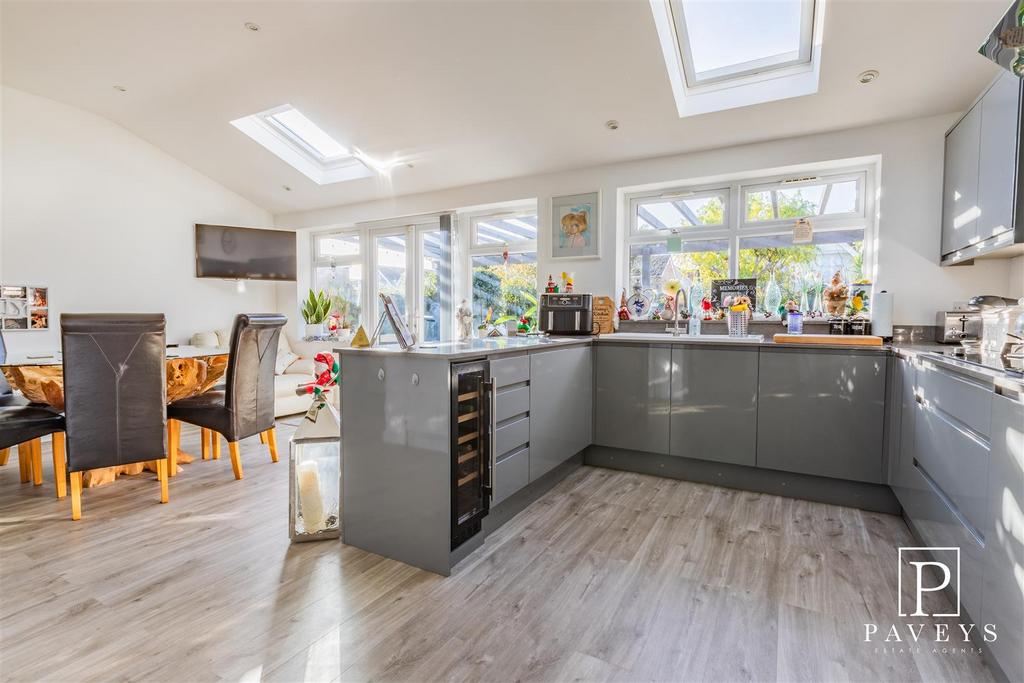 KITCHEN DINER & UTILITY