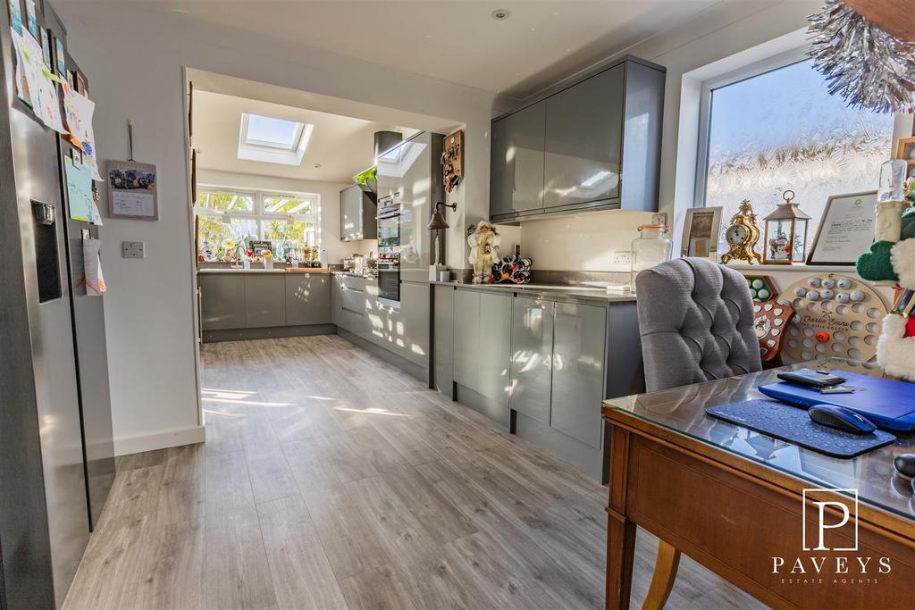 KITCHEN DINER & UTILITY