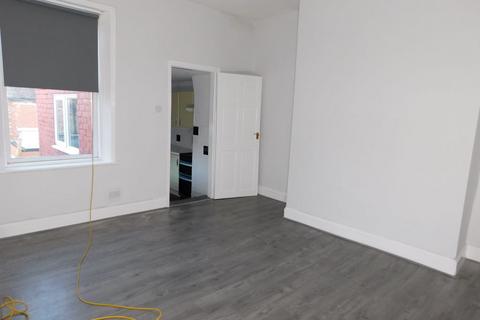 3 bedroom flat to rent, Ripon Street, Gateshead