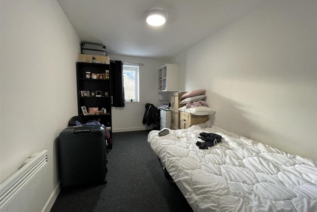 Simple, tidy single bedroom with a comfortable ...