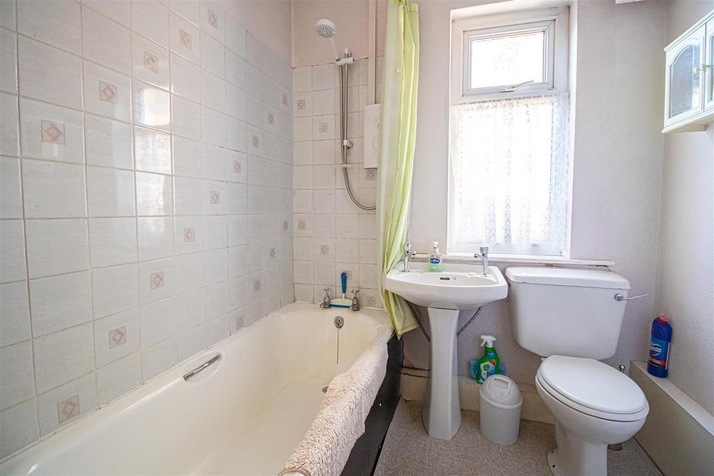 Bathroom (First Floor)
