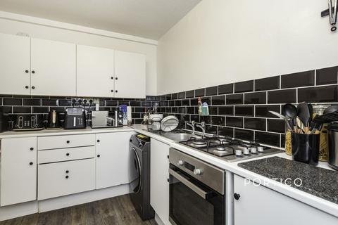 2 bedroom flat to rent, Friern Road, SE22