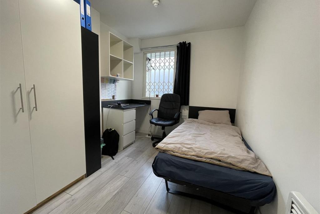 Neat single bedroom with a fitted wardrobe, stu...