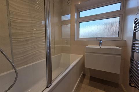 2 bedroom flat to rent, Chiltern Court, Station Road, New Barnet, EN5