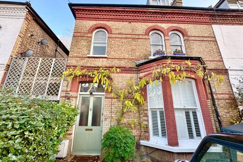 3 bedroom apartment to rent, London N3