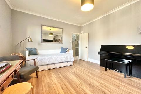 3 bedroom apartment to rent, London N3