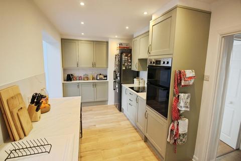 4 bedroom semi-detached house to rent, Bracondale Road, London