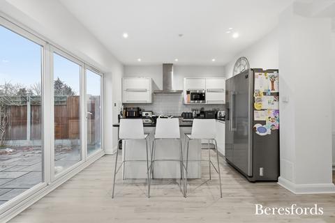 3 bedroom end of terrace house for sale, Stanley Avenue, Romford, RM2