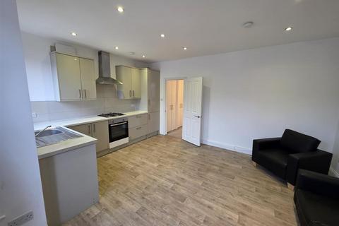 3 bedroom flat to rent, Coleraine Road, London