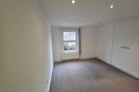 3 bedroom flat to rent, Coleraine Road, London