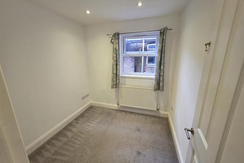 3 bedroom flat to rent, Coleraine Road, London