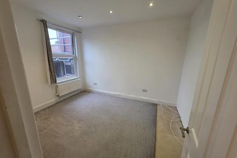 3 bedroom flat to rent, Coleraine Road, London