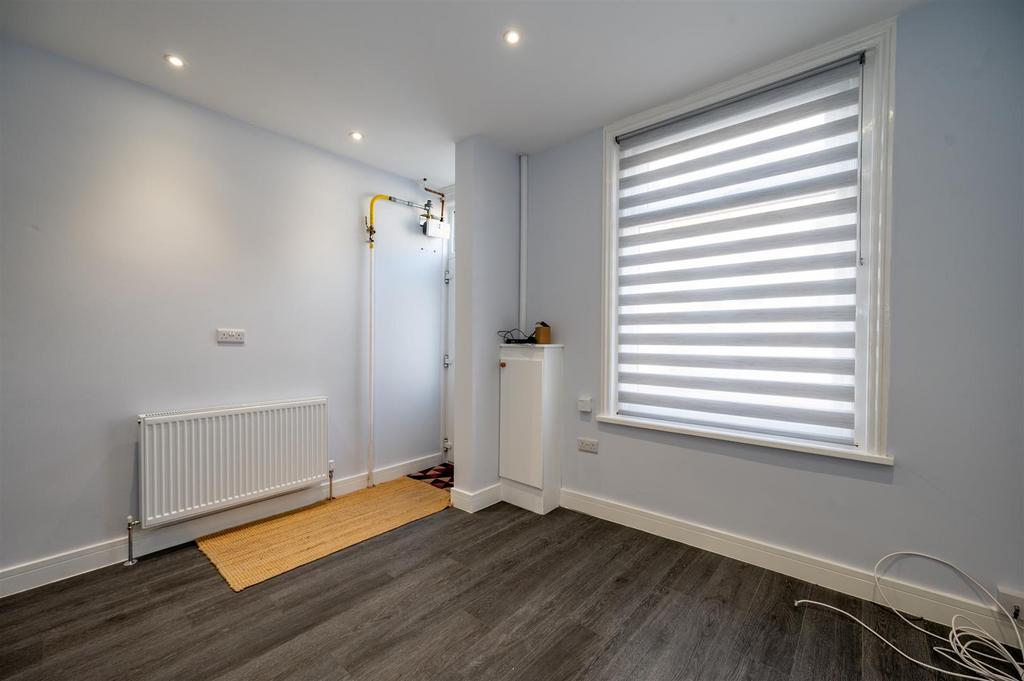 96 Esslemont Road 23 8.jpg
