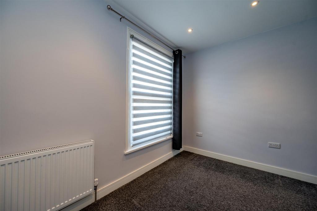 96 Esslemont Road 23 17.jpg