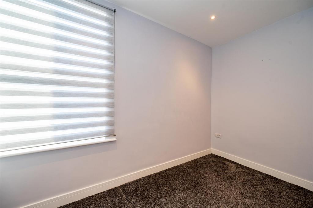 96 Esslemont Road 23 18.jpg