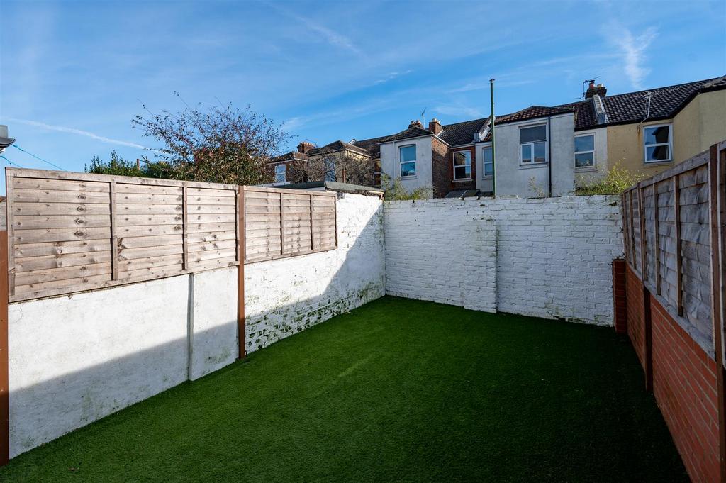 96 Esslemont Road 23 4.jpg