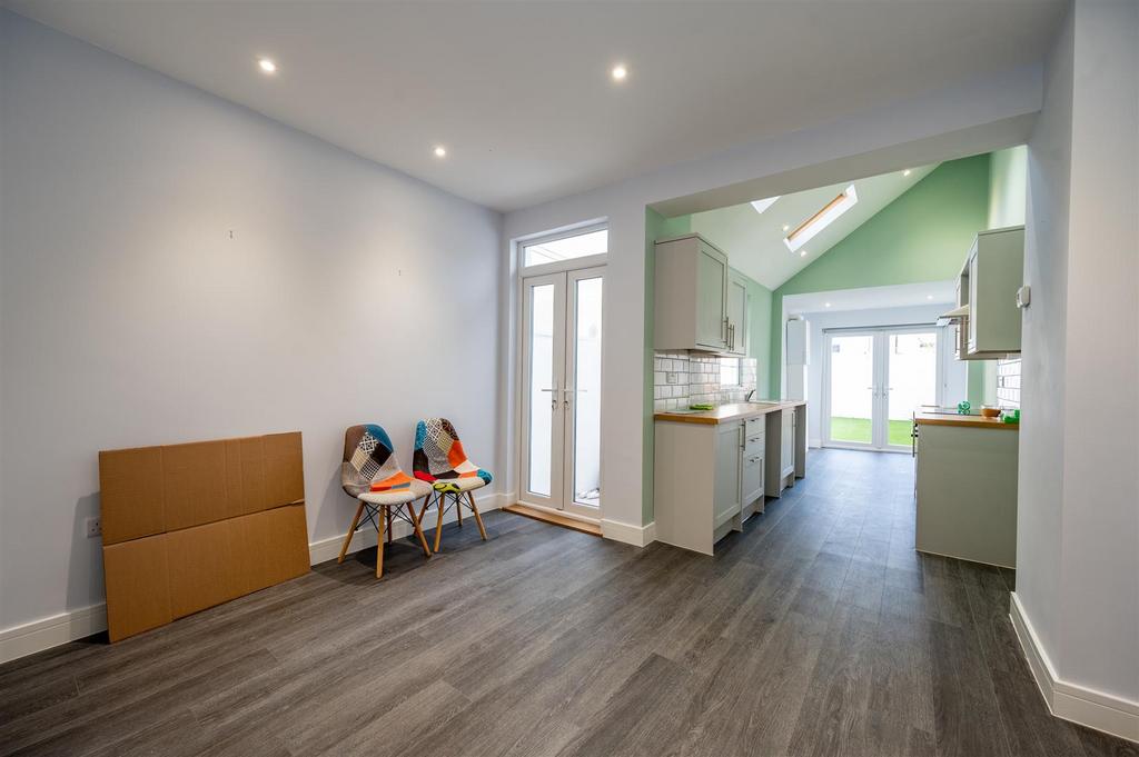 96 Esslemont Road 23 10.jpg