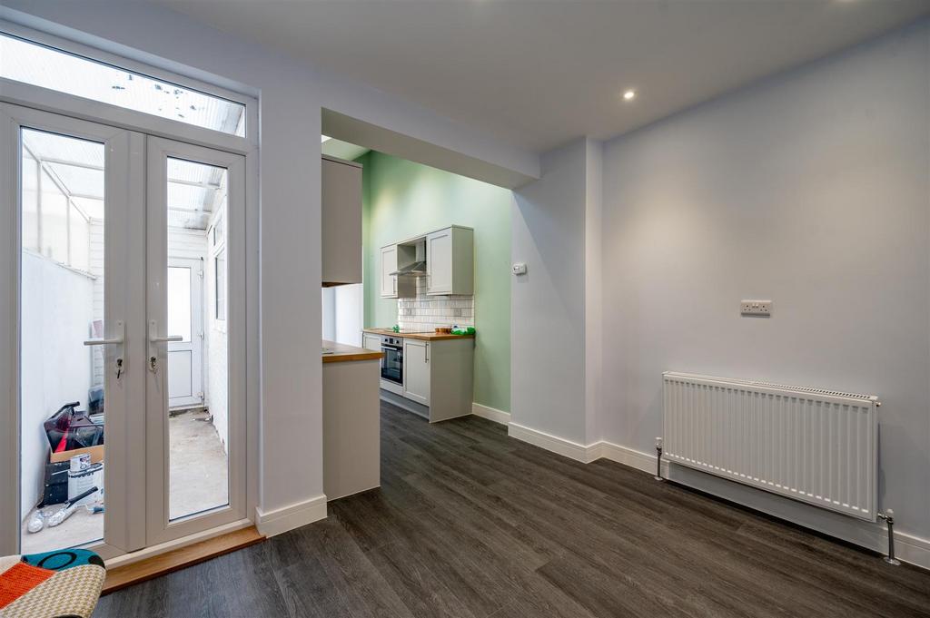 96 Esslemont Road 23 11.jpg