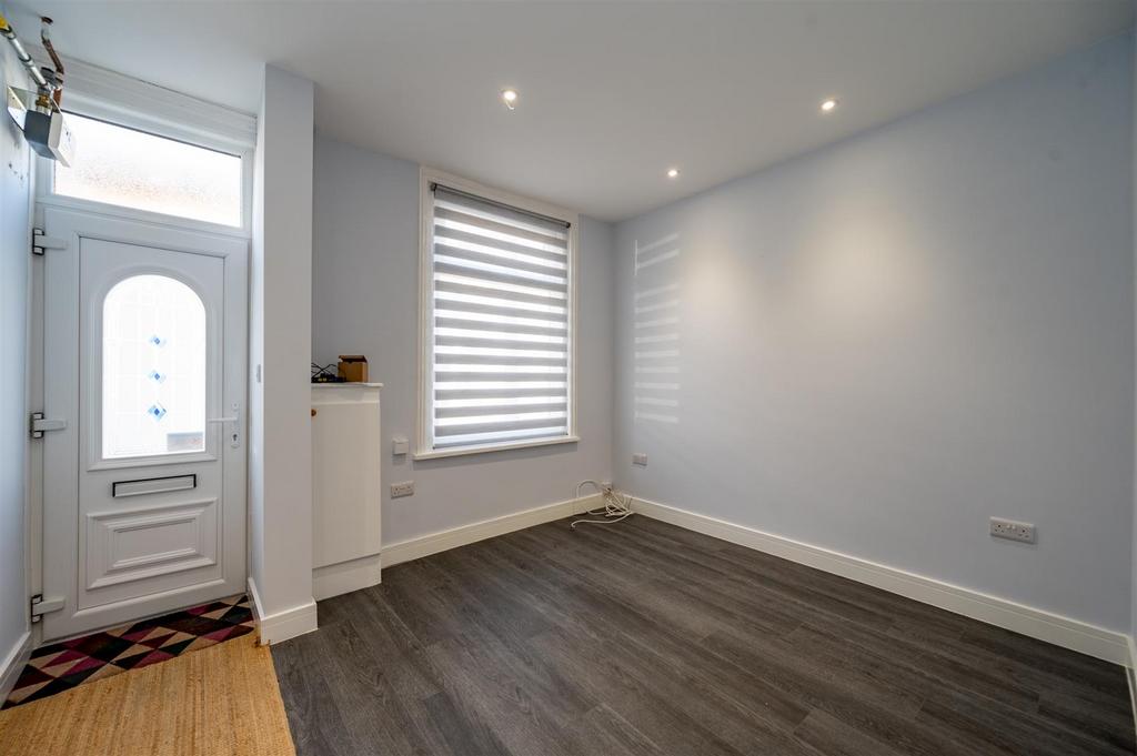 96 Esslemont Road 23 7.jpg
