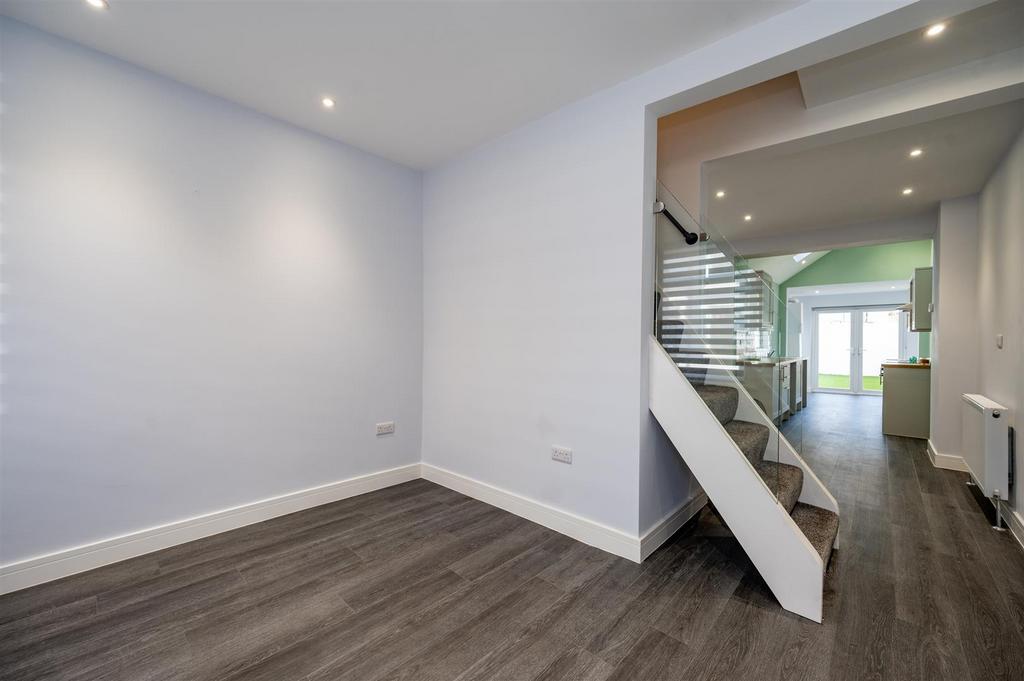96 Esslemont Road 23 9.jpg