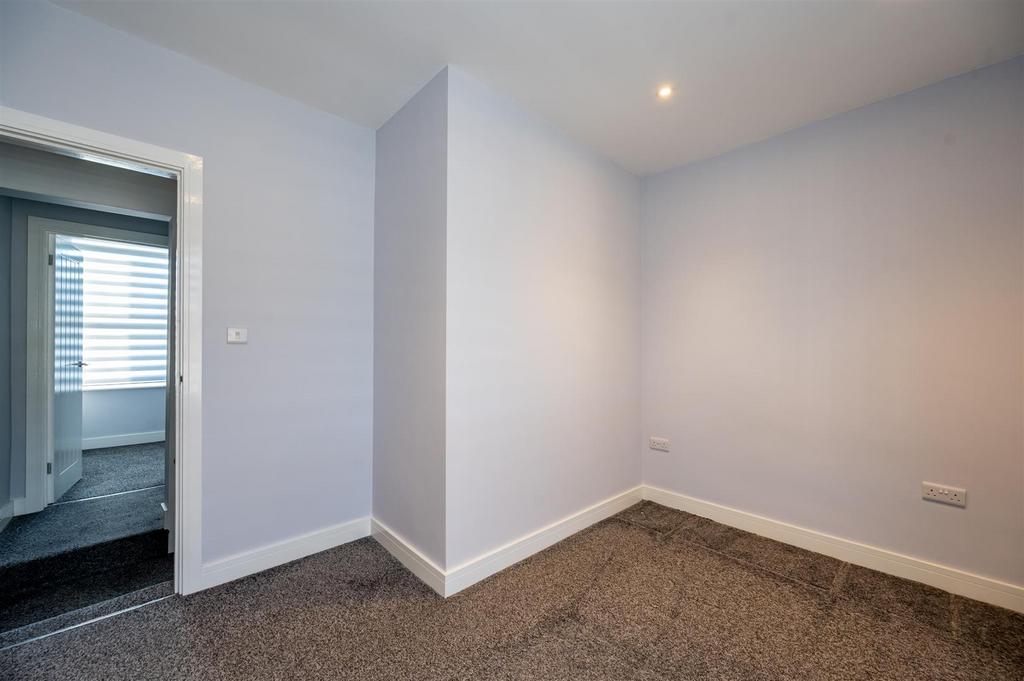 96 Esslemont Road 23 16.jpg