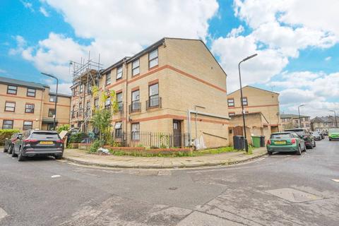 3 bedroom flat to rent, Edmeston Close, Hackney, E9