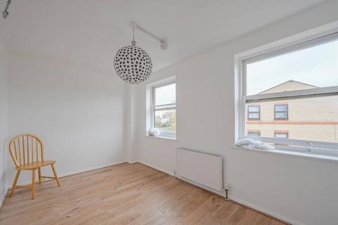 3 bedroom flat to rent, Edmeston Close, Hackney, E9