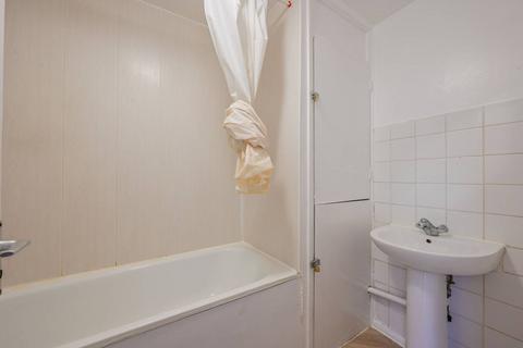 3 bedroom flat to rent, Edmeston Close, Hackney, E9