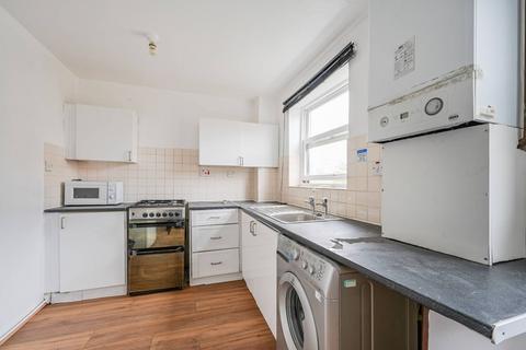 3 bedroom flat to rent, Edmeston Close, Hackney, E9
