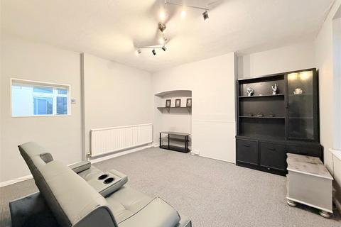 2 bedroom end of terrace house to rent, Colchester Road, Edgware