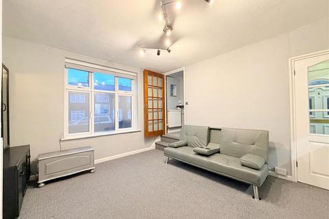 2 bedroom end of terrace house to rent, Colchester Road, Edgware