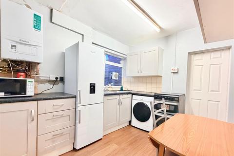 2 bedroom end of terrace house to rent, Colchester Road, Edgware