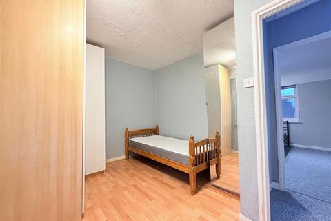 2 bedroom end of terrace house to rent, Colchester Road, Edgware