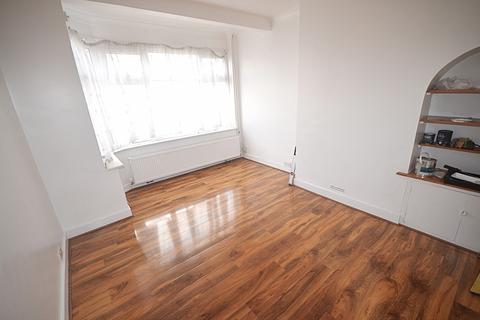 3 bedroom terraced house to rent, Romford, RM6