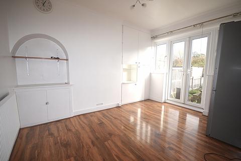 3 bedroom terraced house to rent, Romford, RM6