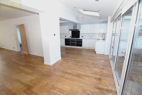 3 bedroom semi-detached house to rent, Upton Drive, Timperley, WA14