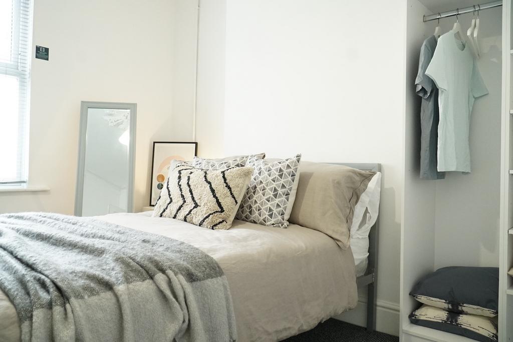 A cozy bedroom featuring a comfortable double b...