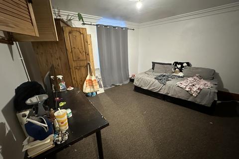 6 bedroom house to rent, Manor 69 Drive, Leeds LS6